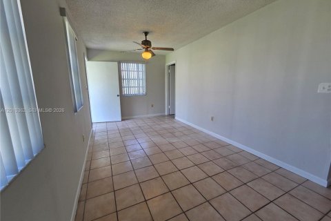 Commercial property in Miami, Florida 1 bedroom, 219.34 sq.m. № 2073698 - photo 3