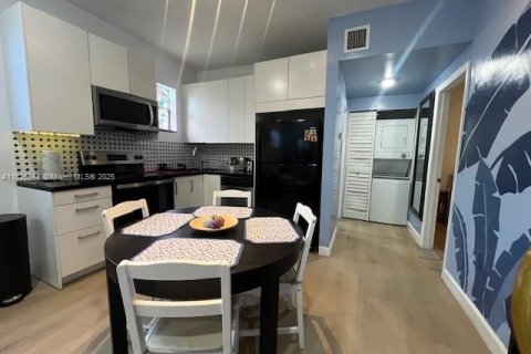 Casa en alquiler en Miami, Florida, 2 dormitorios, 83.61 m2 № 1809681 - foto 3