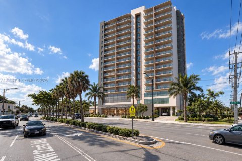 Commercial property in Miami, Florida № 2435372