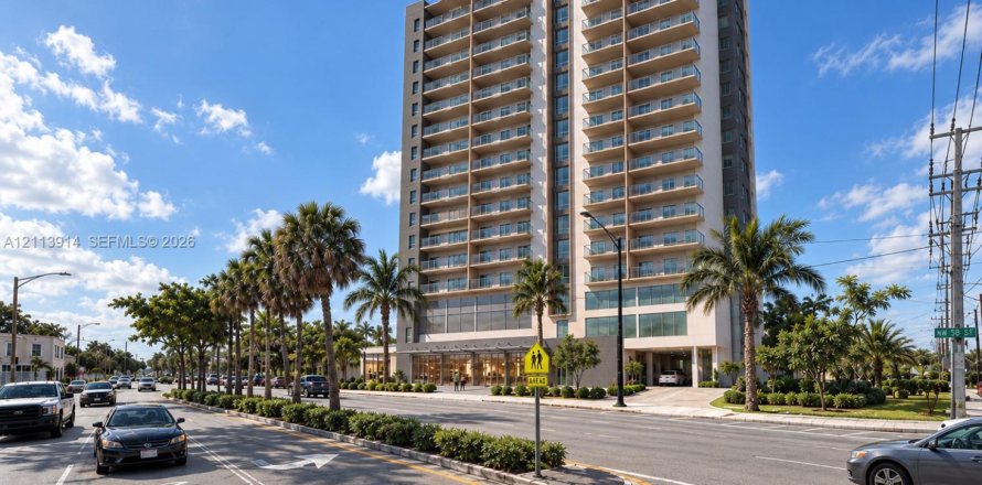 Commercial property in Miami, Florida № 2435372