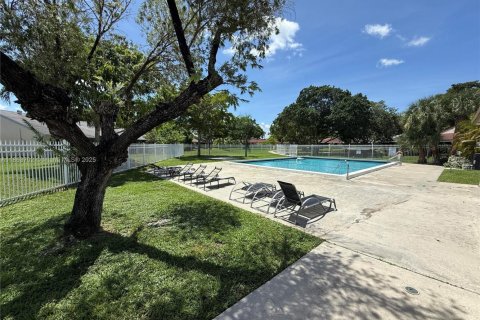 Townhouse in Tamarac, Florida 2 bedrooms, 110.93 sq.m. № 1891534 - photo 11