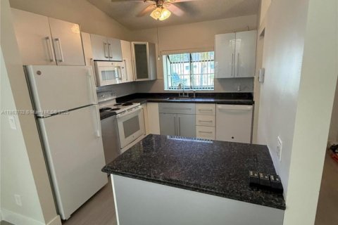 Townhouse in Tamarac, Florida 2 bedrooms, 110.93 sq.m. № 1891534 - photo 13