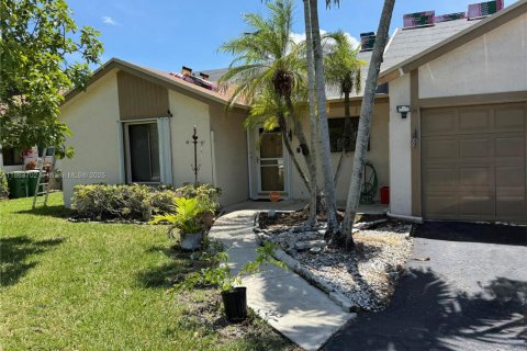 Townhouse in Tamarac, Florida 2 bedrooms, 110.93 sq.m. № 1891534 - photo 1