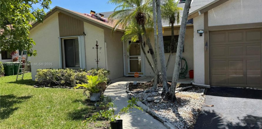 Townhouse in Tamarac, Florida 2 bedrooms, 110.93 sq.m. № 1891534