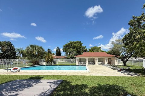 Townhouse in Tamarac, Florida 2 bedrooms, 110.93 sq.m. № 1891534 - photo 10