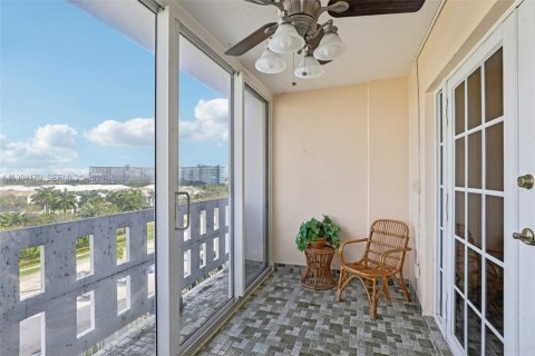 Copropriété à vendre à Hollywood, Floride: 2 chambres, 105.17 m2 № 2243928 - photo 24