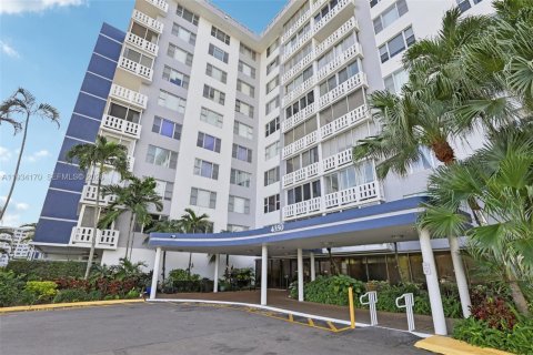 Copropriété à vendre à Hollywood, Floride: 2 chambres, 105.17 m2 № 2243928 - photo 26