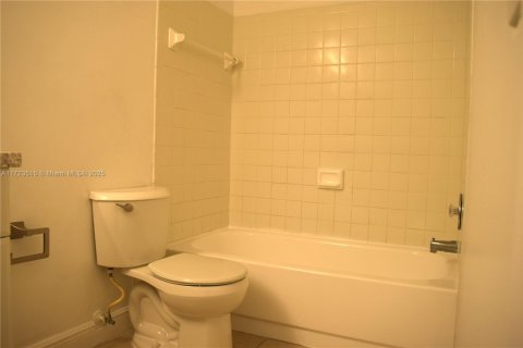 Condo in Tamarac, Florida, 2 bedrooms  № 1727081 - photo 10