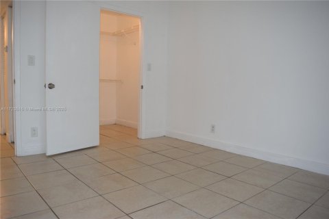 Condo in Tamarac, Florida, 2 bedrooms  № 1727081 - photo 16