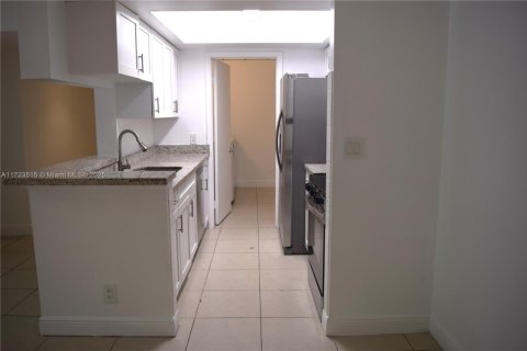 Condo in Tamarac, Florida, 2 bedrooms  № 1727081 - photo 5