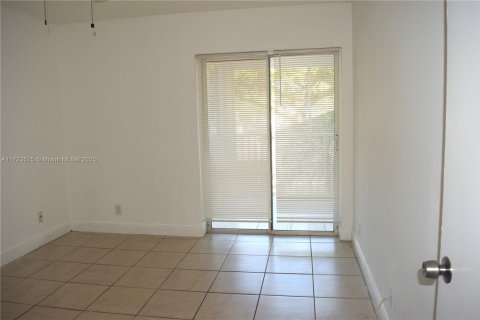 Condo in Tamarac, Florida, 2 bedrooms  № 1727081 - photo 13