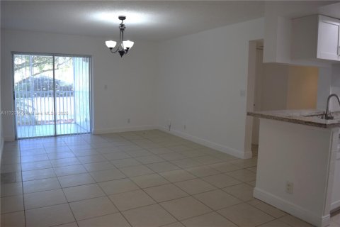 Condo in Tamarac, Florida, 2 bedrooms  № 1727081 - photo 2