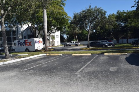 Condo in Tamarac, Florida, 2 bedrooms  № 1727081 - photo 27