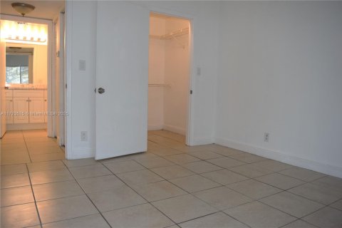 Condo in Tamarac, Florida, 2 bedrooms  № 1727081 - photo 15