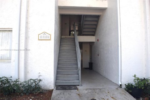 Condo in Tamarac, Florida, 2 bedrooms  № 1727081 - photo 23