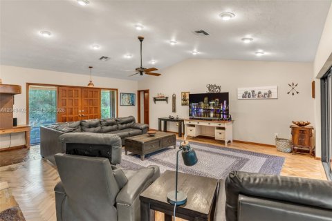 House in Homestead, Florida 4 bedrooms, 193.42 sq.m. № 2263449 - photo 7
