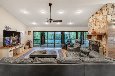 House in Homestead, Florida 4 bedrooms, 193.42 sq.m. № 2263449 - photo 5