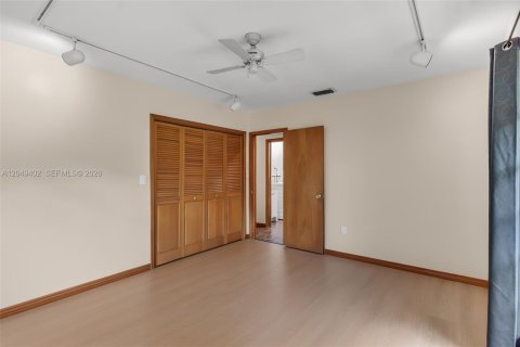 House in Homestead, Florida 4 bedrooms, 193.42 sq.m. № 2263449 - photo 19