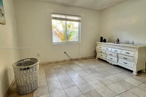 Casa en venta en Miami, Florida, 5 dormitorios, 201.04 m2 № 1972041 - foto 17