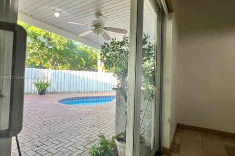 Casa en venta en Miami, Florida, 5 dormitorios, 201.04 m2 № 1972041 - foto 20