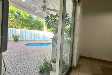 Casa en venta en Miami, Florida, 5 dormitorios, 201.04 m2 № 1972041 - foto 19