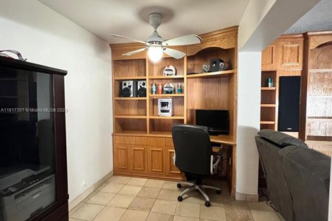 Casa en venta en Miami, Florida, 5 dormitorios, 201.04 m2 № 1972041 - foto 9