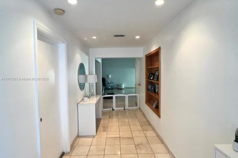 Casa en venta en Miami, Florida, 5 dormitorios, 201.04 m2 № 1972041 - foto 10