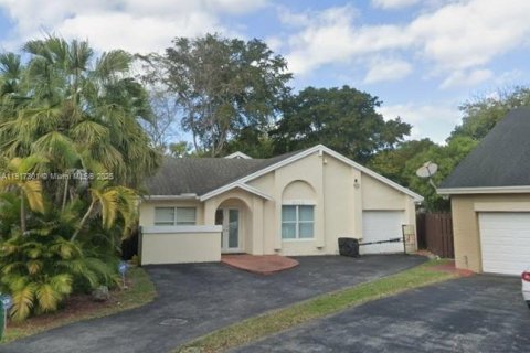 Casa en venta en Miami, Florida, 5 dormitorios, 201.04 m2 № 1972041 - foto 1