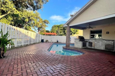 Casa en venta en Miami, Florida, 5 dormitorios, 201.04 m2 № 1972041 - foto 24