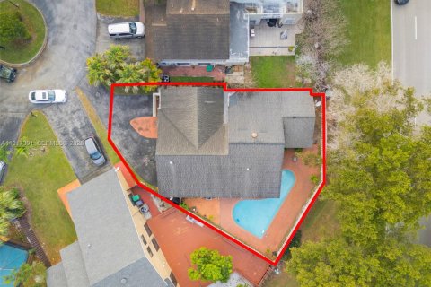 House in Miami, Florida 5 bedrooms, 201.04 sq.m. № 1972041 - photo 29