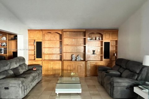 Casa en venta en Miami, Florida, 5 dormitorios, 201.04 m2 № 1972041 - foto 3