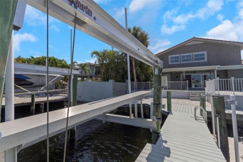 House in New Port Richey, Florida 4 bedrooms, 288.74 sq.m. № 1883595 - photo 16