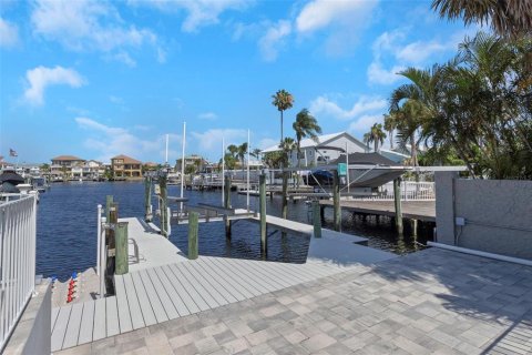 House in New Port Richey, Florida 4 bedrooms, 288.74 sq.m. № 1883595 - photo 11