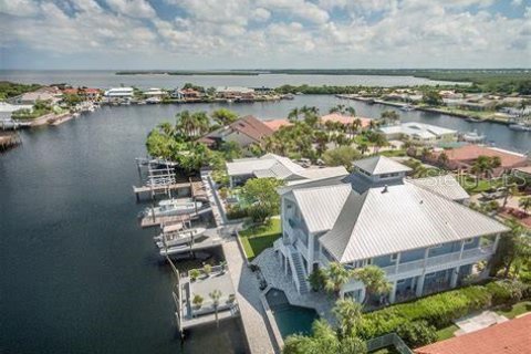 House in New Port Richey, Florida 4 bedrooms, 288.74 sq.m. № 1883595 - photo 20