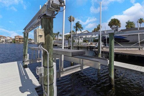 House in New Port Richey, Florida 4 bedrooms, 288.74 sq.m. № 1883595 - photo 14