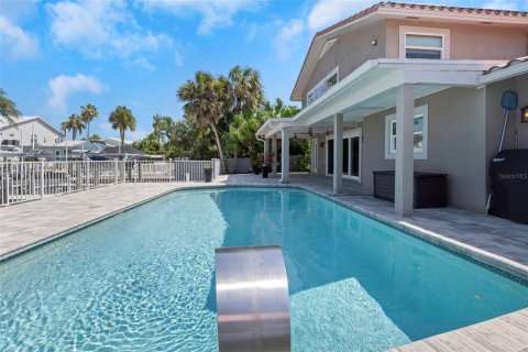 House in New Port Richey, Florida 4 bedrooms, 288.74 sq.m. № 1883595 - photo 3