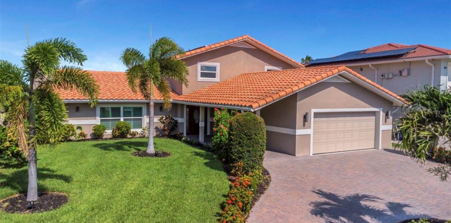 House in New Port Richey, Florida 4 bedrooms, 288.74 sq.m. № 1883595