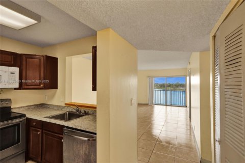 Appartement à louer à Miramar, Floride: 2 chambres, 77.29 m2 № 1945485 - photo 6