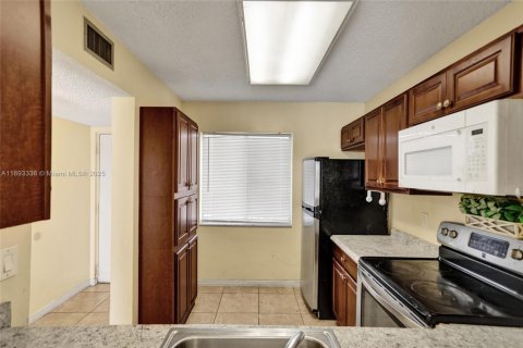 Appartement à louer à Miramar, Floride: 2 chambres, 77.29 m2 № 1945485 - photo 4