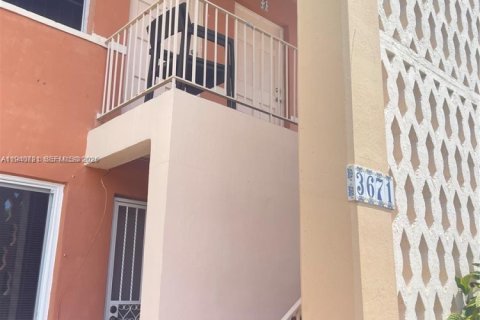 Condo in Miami, Florida, 1 bedroom  № 1998235 - photo 3