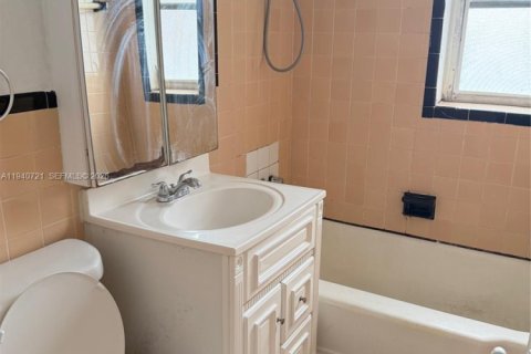 Condo in Miami, Florida, 1 bedroom  № 1998235 - photo 10