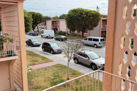 Condo in Miami, Florida, 1 bedroom  № 1998235 - photo 14