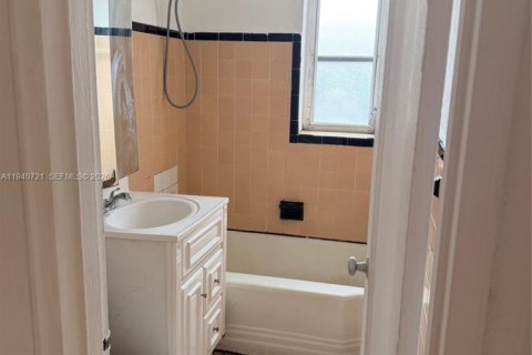 Condo in Miami, Florida, 1 bedroom  № 1998235 - photo 9