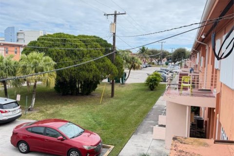 Condo in Miami, Florida, 1 bedroom  № 1998235 - photo 12