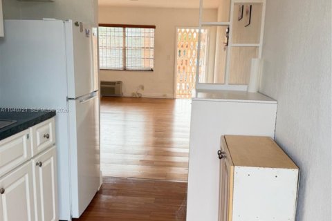 Condo in Miami, Florida, 1 bedroom  № 1998235 - photo 4