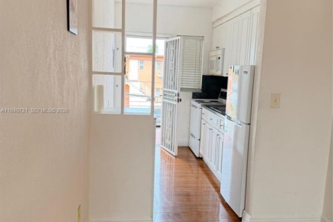 Condo in Miami, Florida, 1 bedroom  № 1998235 - photo 6