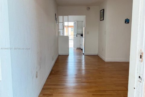 Condo in Miami, Florida, 1 bedroom  № 1998235 - photo 5