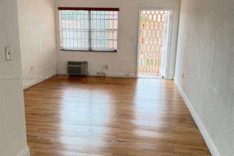 Condo in Miami, Florida, 1 bedroom  № 1998235 - photo 7