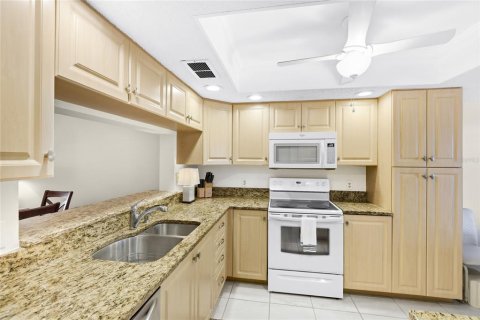 Condo in Bradenton, Florida, 2 bedrooms  № 2403574 - photo 13