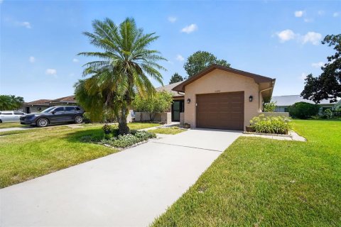 House in Palm Harbor, Florida 2 bedrooms, 106.65 sq.m. № 2204700 - photo 2